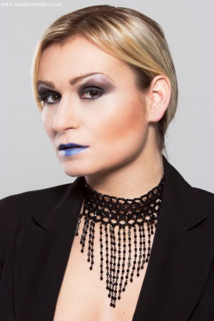 Photo make-up na černobílou fotografii v barevném provedení. 